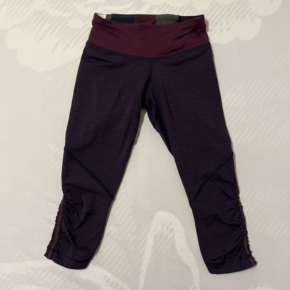 Lululemon Run: For Your Life Crops in a purple and navy hyper-stripe No Size Tag